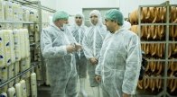 Czomba Sándor a Her-Csi-Hús Kft. hernádi üzemében látogatott